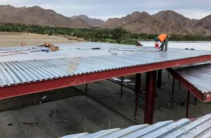 سقف عرشه فولادی، به عنوان پایه ای برای سیستم های سقف تخت، شیب دار و قوسی به دلیل نسبت استحکام به وزن بالای نسبت فولاد استفاده میشود.