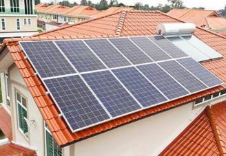 صفحه خورشیدی از متصل کردن سلول‌های خورشیدی به یکدیگر به دست می­‌آید.